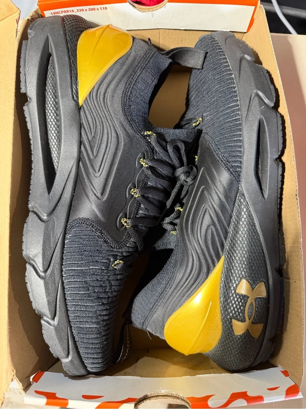 Under Armour Men's Black and Gold Knit Training Sneaker
